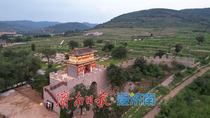 锦阳关披“新装” 亮化工程点亮古雄关