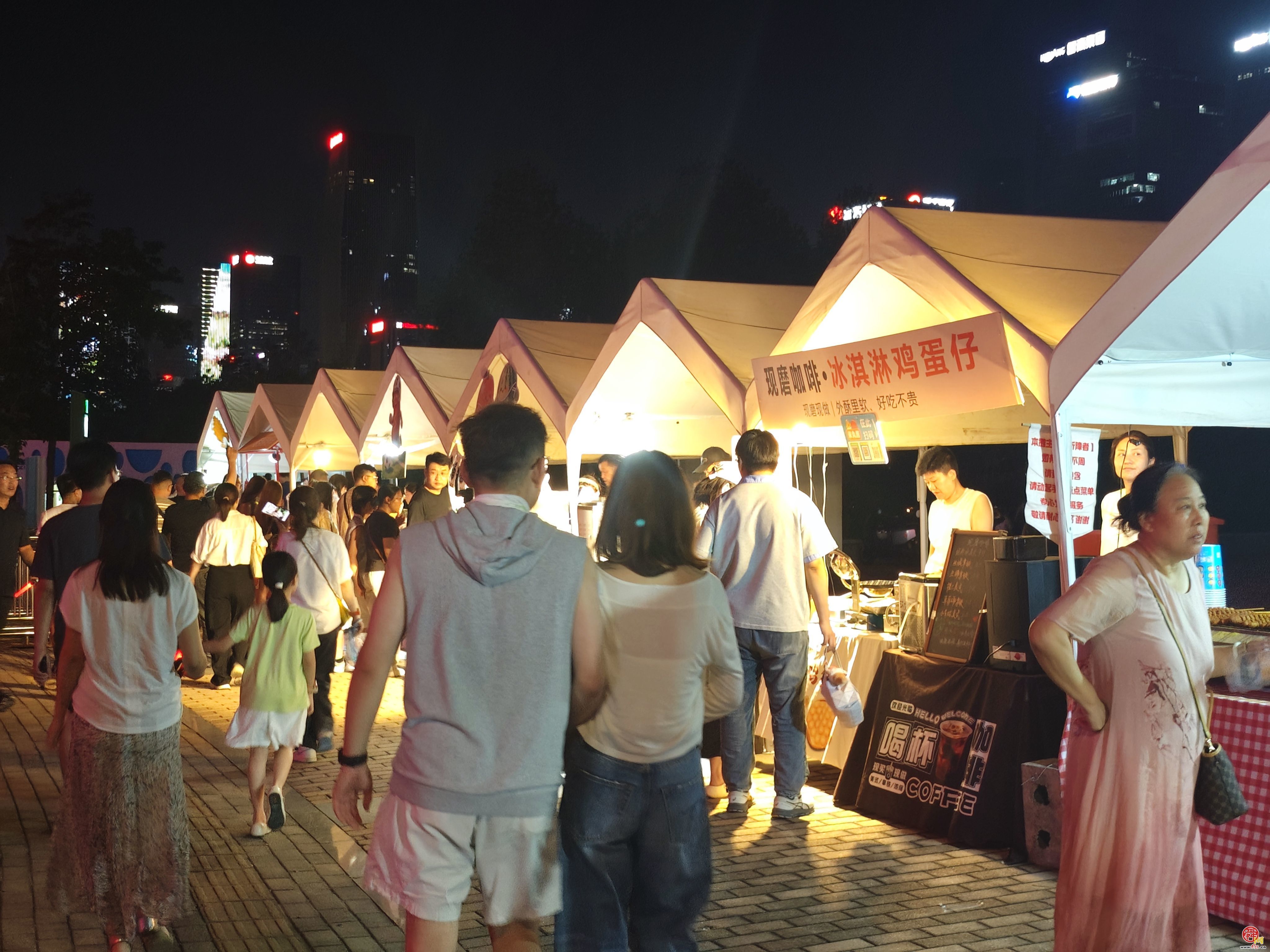 伍佰&ChinaBlueROCKSTAR2巡演济南站双日连唱 摇滚IP撬动泉城文旅消费