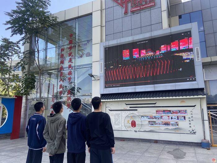 国庆节假期首日，历下近200个户外大屏两次联动向祖国“告白”
