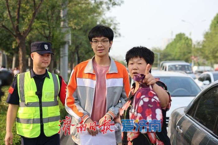 高考首日，济南考生信心满满走进考点