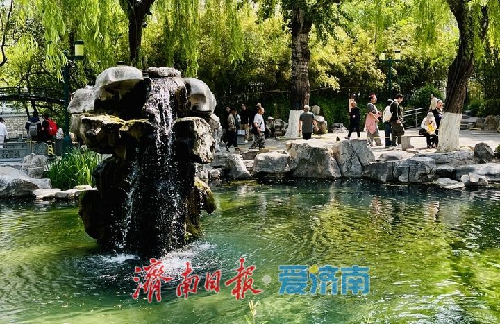 五龙潭月牙泉持续喷涌，春日亲泉正当时