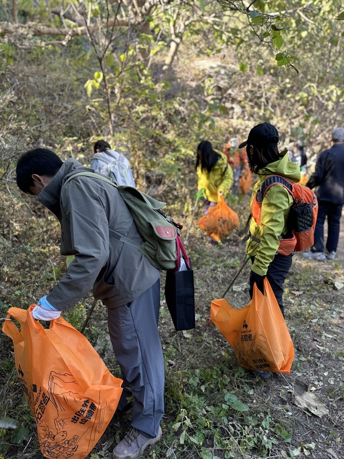 “登山客”变身“清道夫”，50余名志愿者用行动净化山野