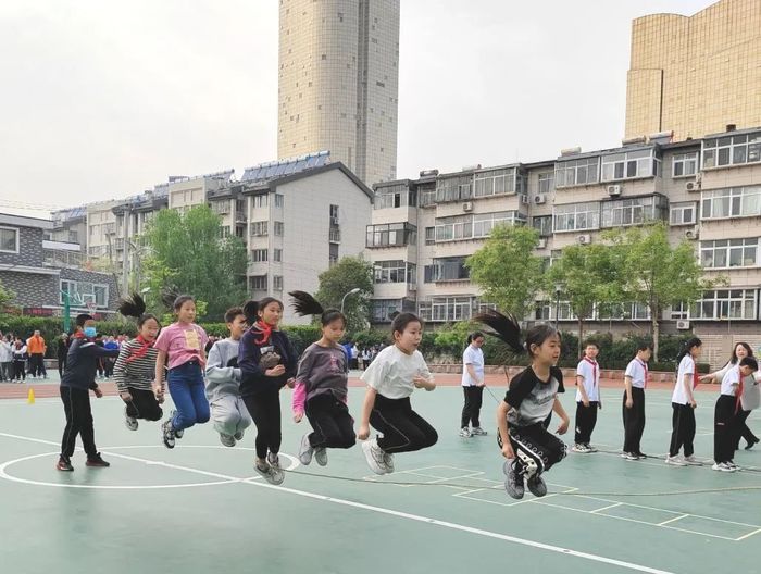 课间玩转老游戏，济南市棋盘街小学举办童年游戏PK赛