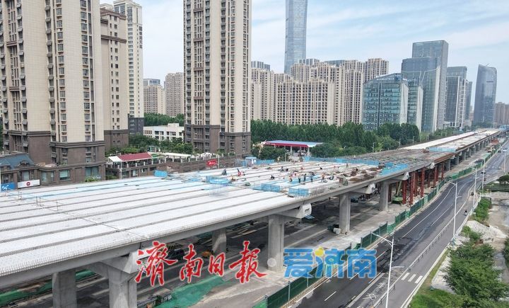 再跨路口，济南凤凰黄河大桥南延工程经十路以南段高架“长龙”初成