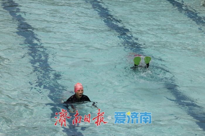 立夏至气温升 泉水浴场纳清凉