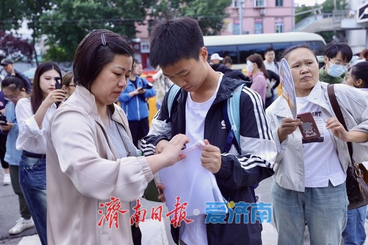 高考首日 少年执笔追梦 家长暖心相伴