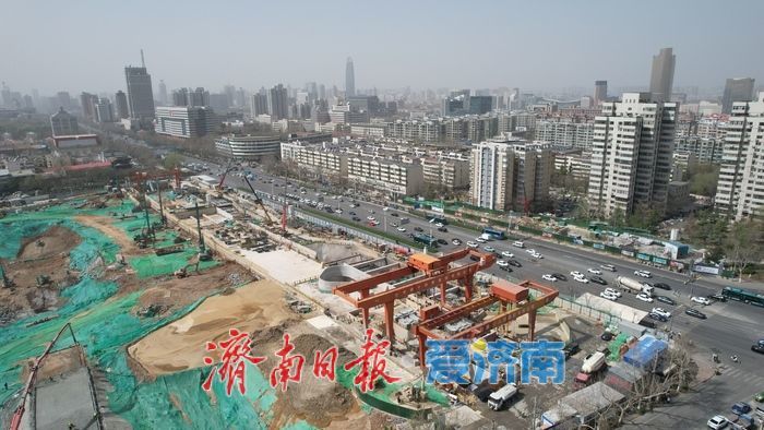 济南轨交4号线千佛山站后期装修、机电安装、铺轨进行中