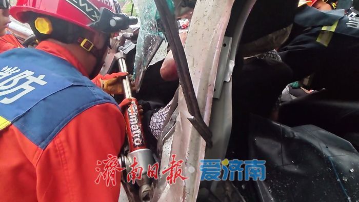 两车相撞1人被困 消防破拆营救