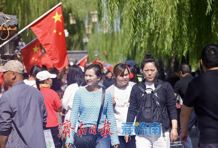 老街国旗飘，曲巷满国风