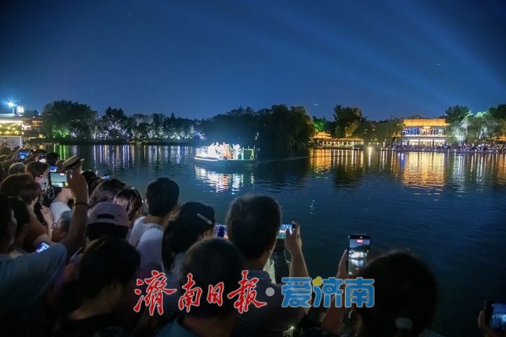 新增护城河表演线路，天下第一泉风景区“画舫演艺”惊艳回归
