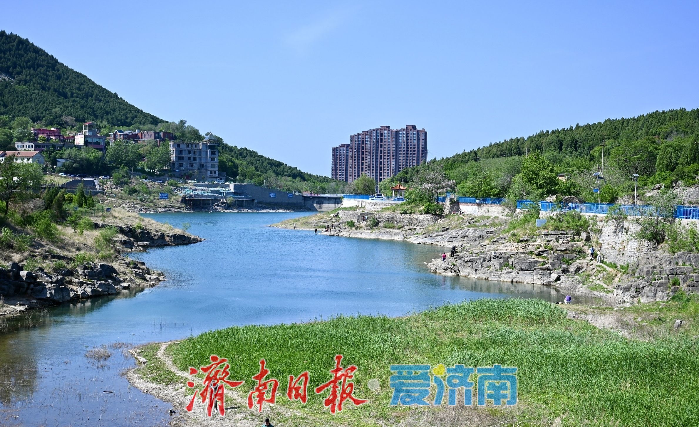 浆水泉水库变身“周末会客厅” 市民扎堆露营乐享山水之趣​