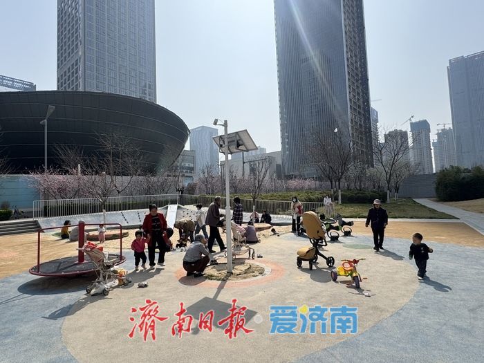 气温升至25℃ 泉城人才公园乐享春日亲子时光