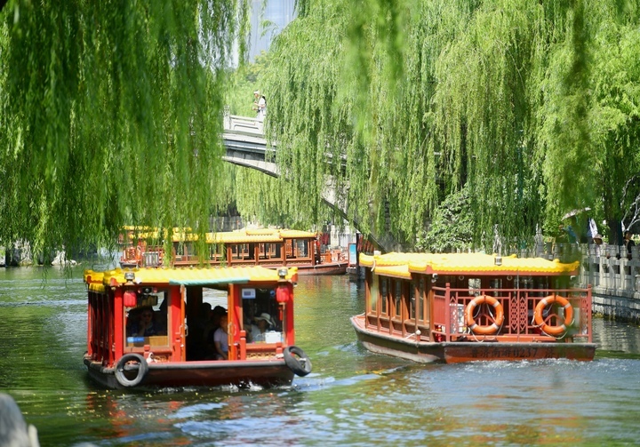 亲泉戏水享清凉