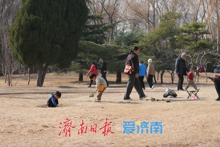 济南迎17℃暖冬晴日 市民乐享春光