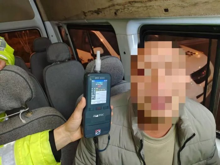 济南一男子醉驾闯卡被查