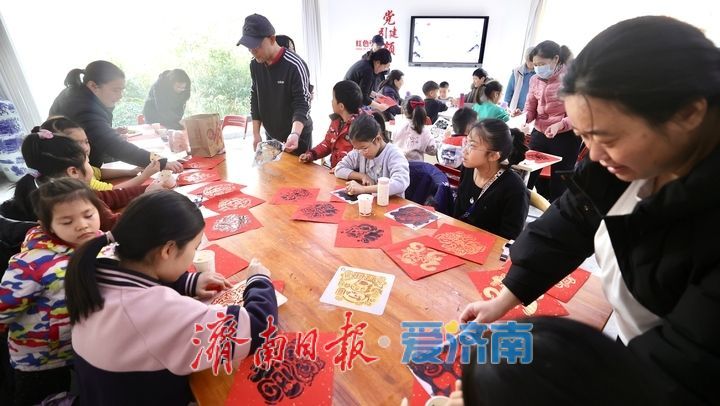 拓印吉祥“福”，社区年味浓