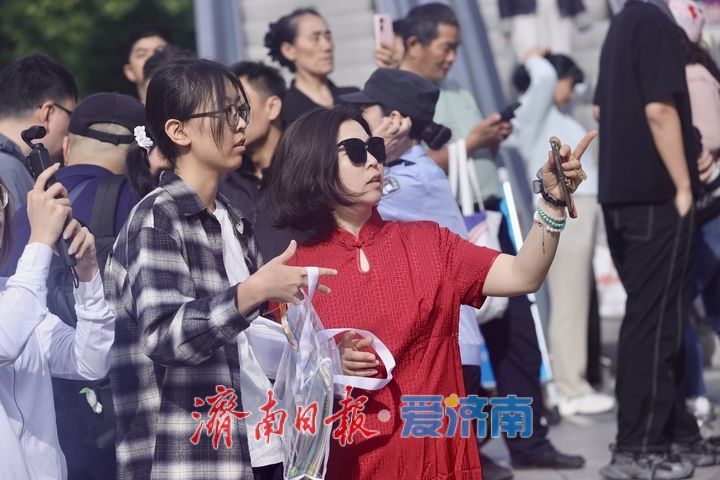高考首日 少年执笔追梦 家长暖心相伴