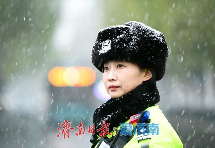 济南迎2025年冬日首场降雪，“警花”雪中绽放