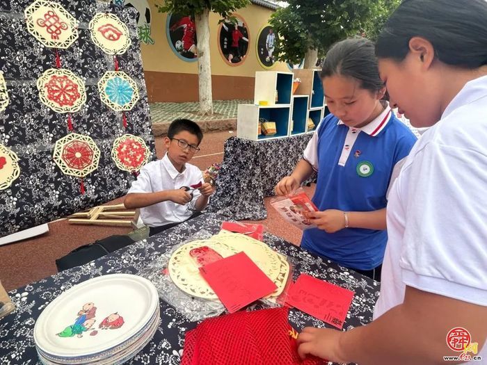 “非遗传承庆六一 艺术绽放绘童心”文华小学开展非遗体验活动