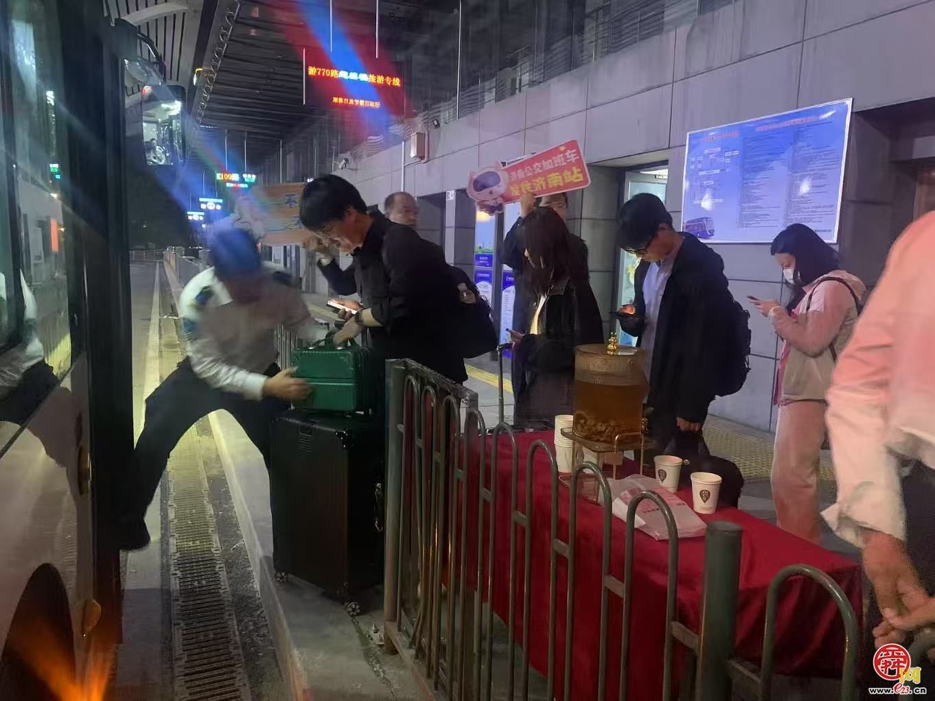 一年四季 泉在济南｜高铁不到站公交不收车 五一假期首日，济南公交全力保障凌晨到济旅客顺利出行