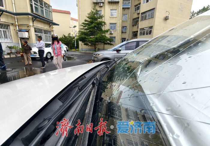 昨日济南市莱芜区突降冰雹 部分小区车辆受损