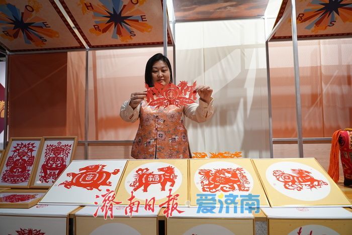 马年剪纸迎新春 非遗技艺亮相生肖展