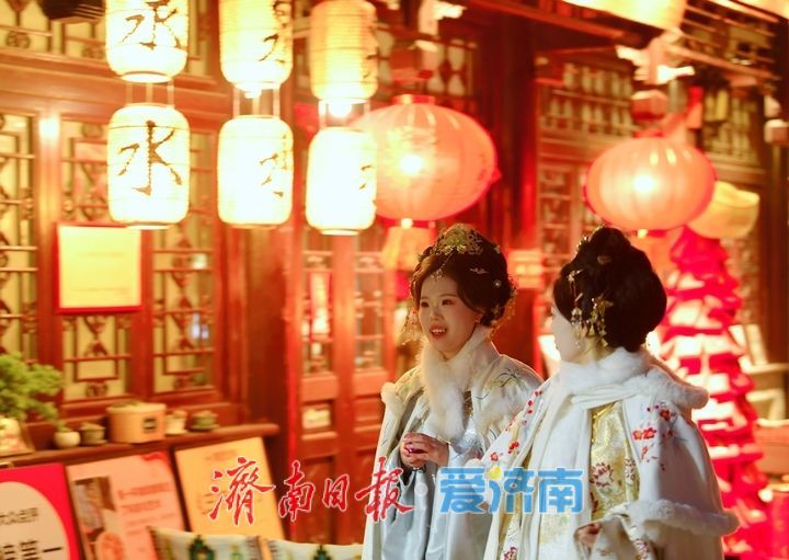 鱼灯巡游映曲水，清照舞韵醉泉城