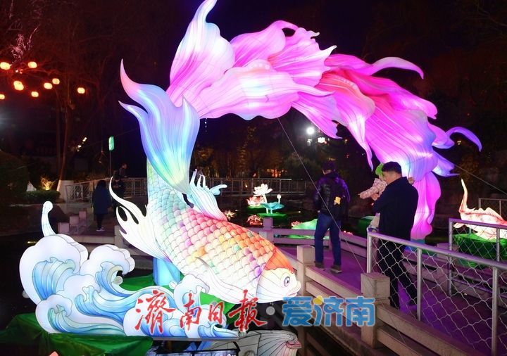 灯火璀璨年味浓，济南市第45届天下第一泉迎春花灯会进行试亮灯