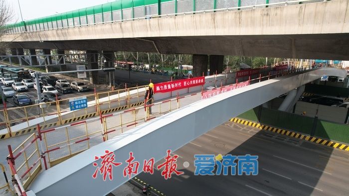 百花公园东门人行过街天桥进入装饰施工阶段