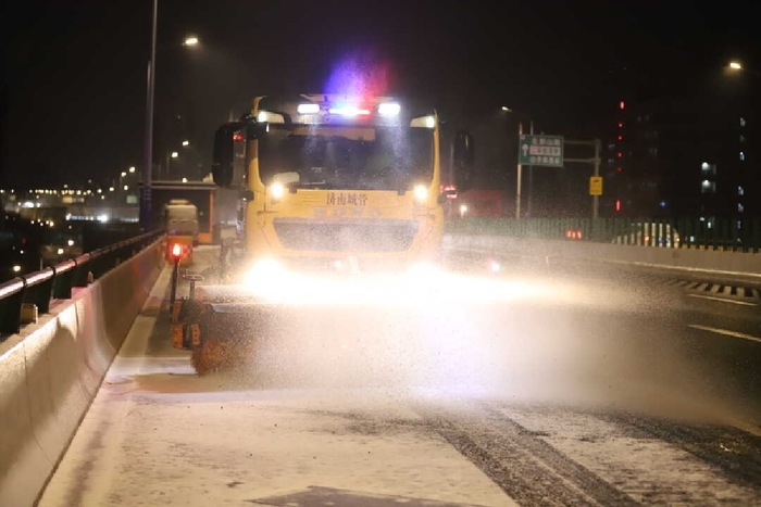 2.4万人次鏖战30小时，济南市区主次道路已无积雪通行顺畅
