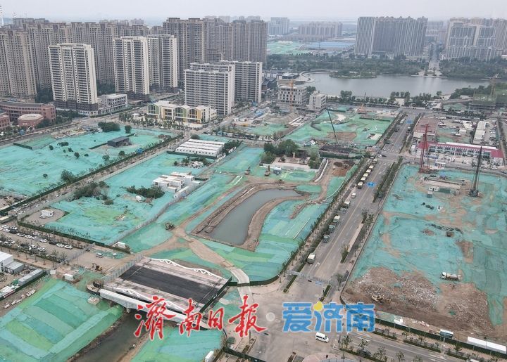 沥青铺设护栏安装完成，济南“中泺河”首座跨河桥梁亮相