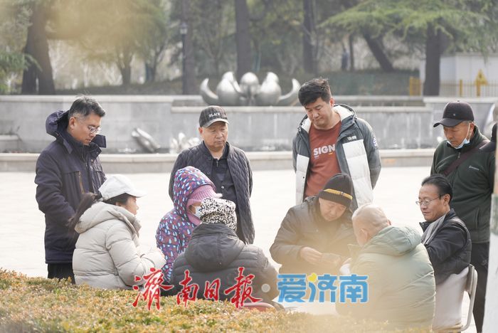 泉城年味气氛组已就位，是“蛇”候过年啦！