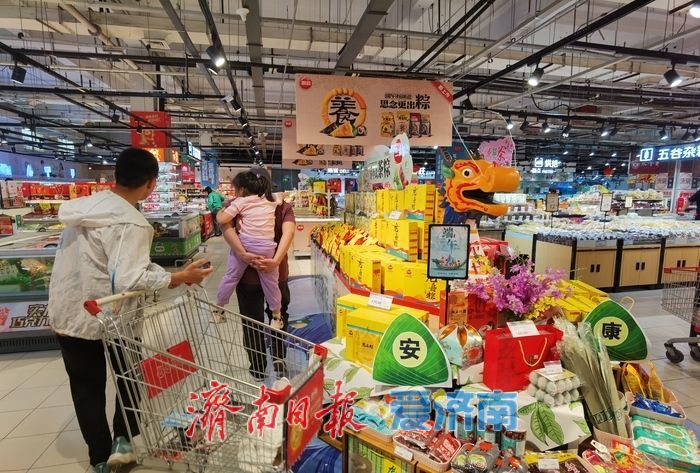 端午临近粽叶飘香，济南超市粽子热销