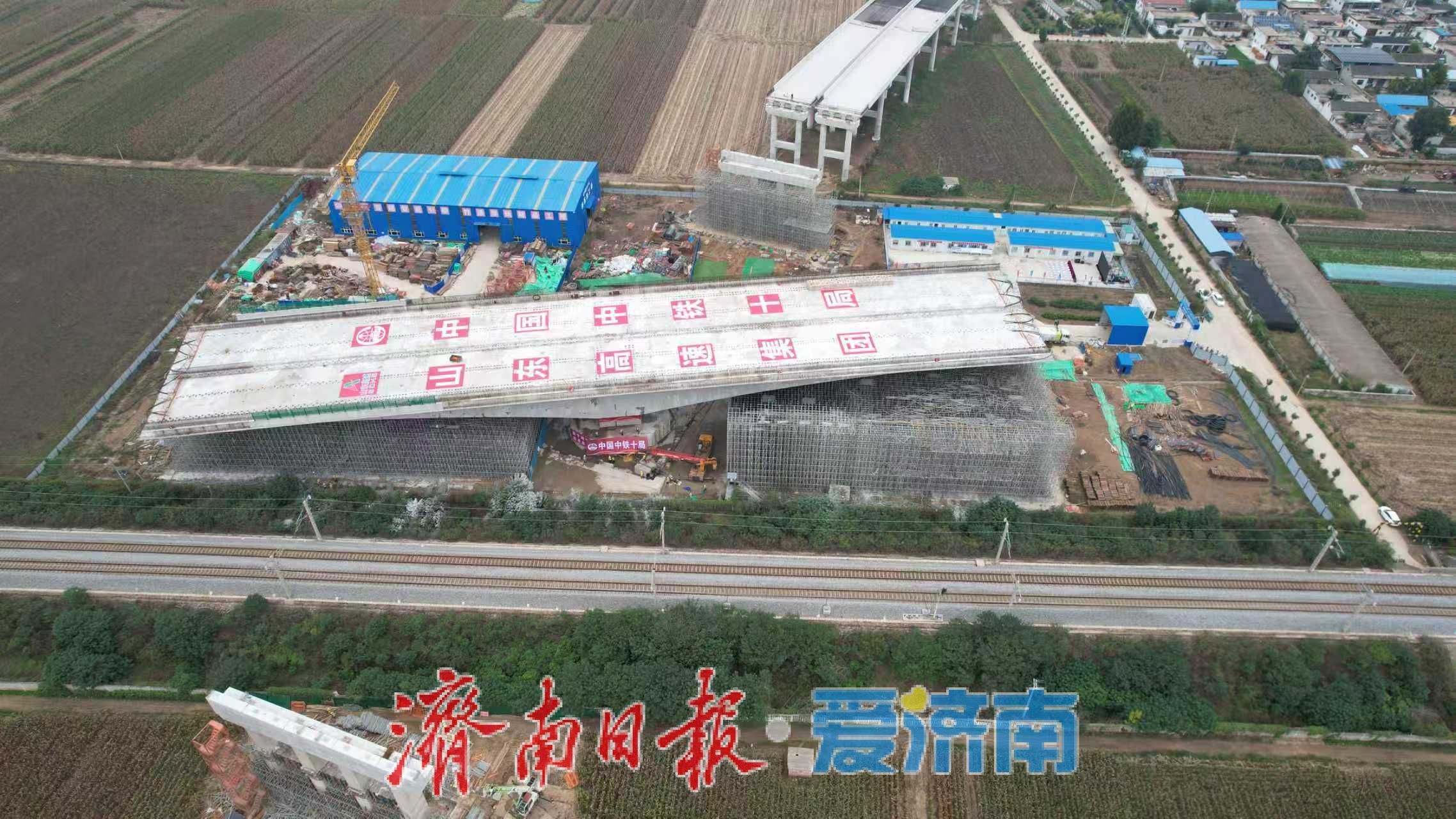 济南至微山公路转体桥成功转体：跨越的不仅是桥梁，更是发展的天堑