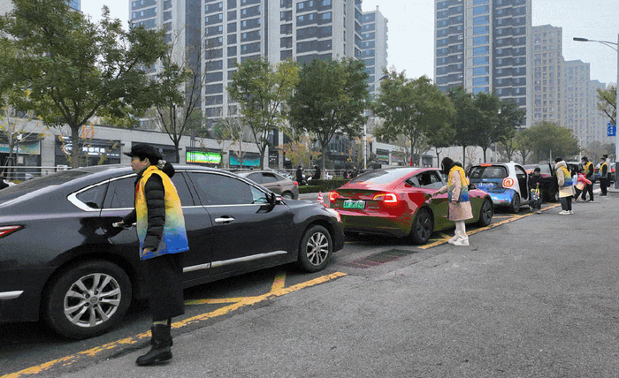 推广“学生六秒下车法” 济南交警筑牢校园“安全线”