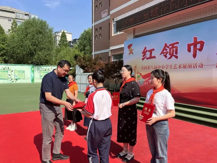 让每一朵花灿烂绽放！济南市泉城花园小学举办儿童剧展演节活动