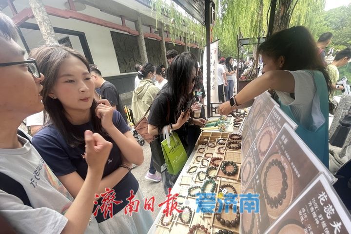 小长假首日 五龙潭公园端午市集热闹非凡