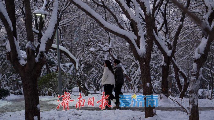 初雪勾勒“冰雪秘境” 泉城公园变身冬日热门打卡地