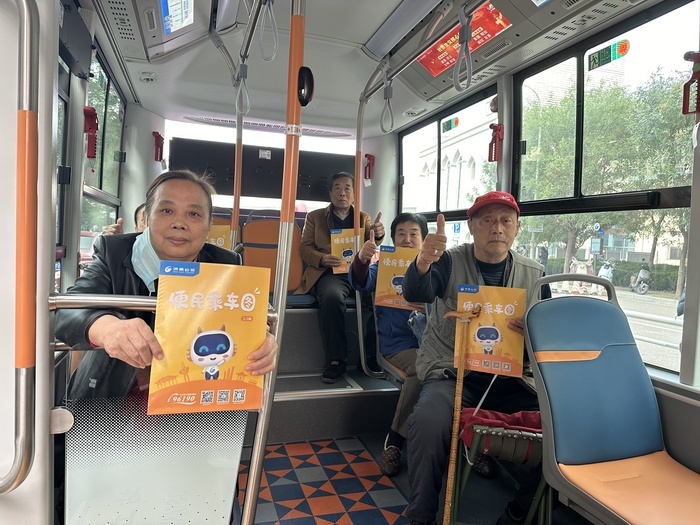 坐着“红墩墩”一路逛遍大观园、老商埠、中山公园、西市场 济南508路小巷公交开通