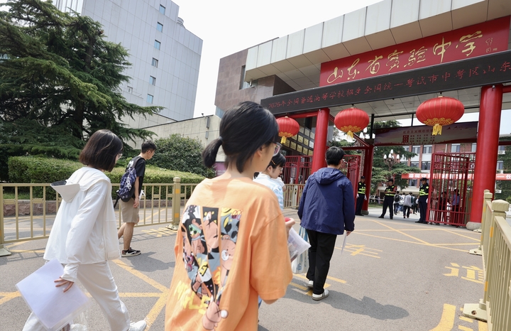 山东高考外语恢复听力考试 场外静音守护