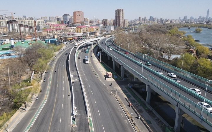 济南顺河高架路经一路新建匝道铺设首层沥青路面