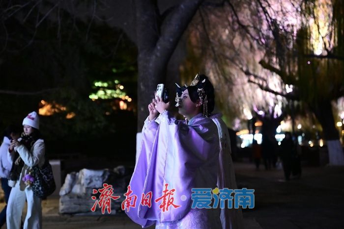 灯映明湖冬亦暖，IP“雨荷”引客来