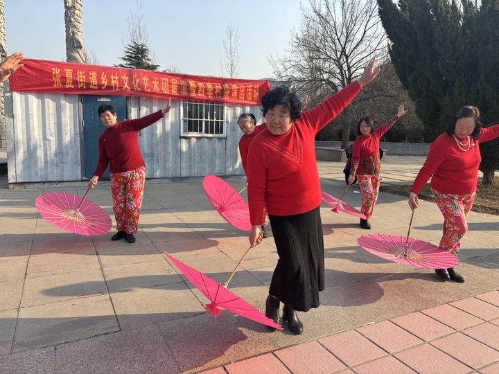 免费教跳舞22年，济南古稀老人自掏腰包买器材，带领舞队“玩出”青年风采