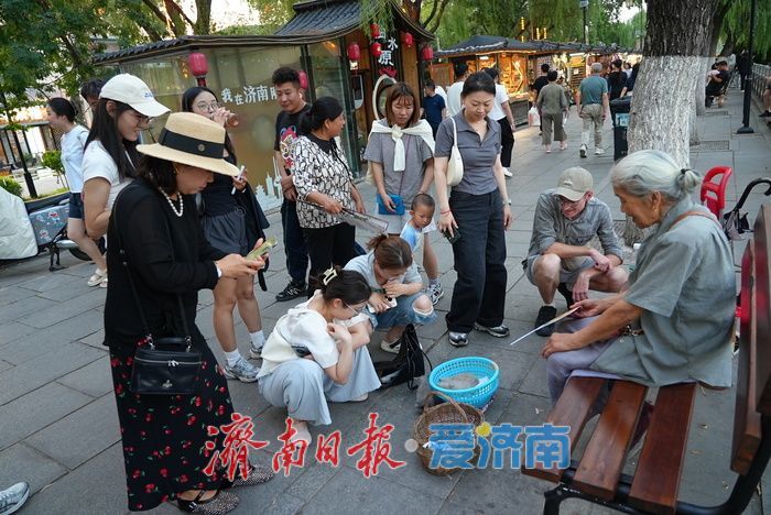 一年四季 泉在济南丨曲水亭街暮色如画 灯火阑珊引游人如织