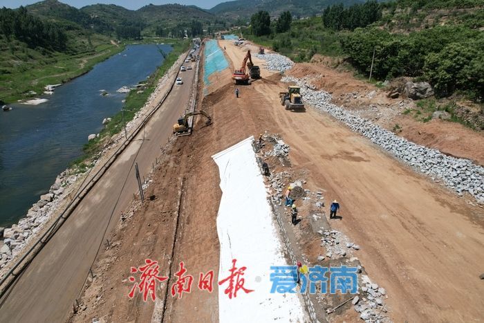 筑牢安全防线 河畔护坡加固迎汛期