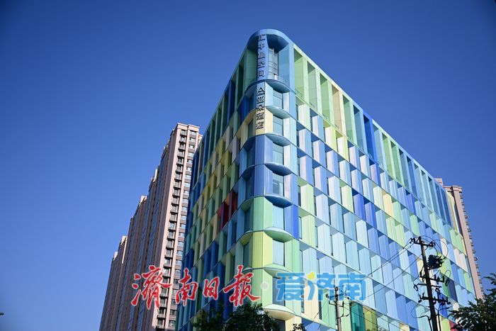 济南“彩虹艺术墙”点亮城市街角