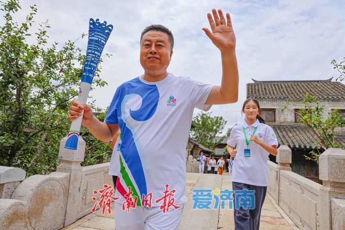 “泉炬”燃情 百泉共涌 2025济南国际泉水节“泉炬”传递活动章丘站接棒