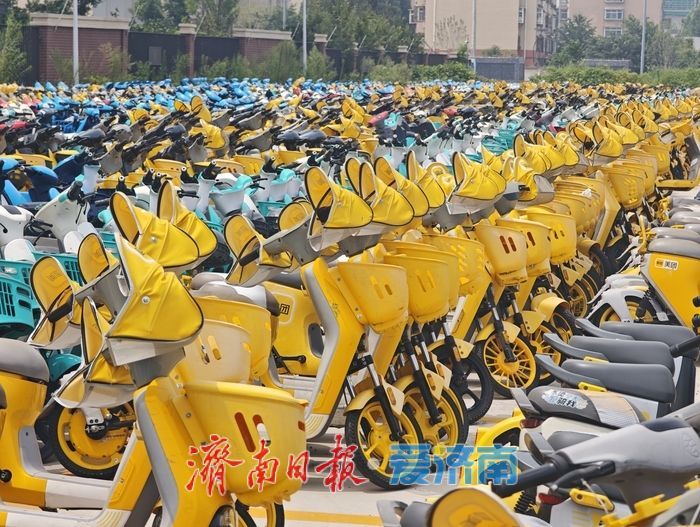 济南整治违规共享电单车 两千余辆违投车辆集中规范存放 守护城市通行秩序