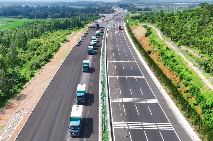 项目强省会丨向全线通车冲刺！济菏高速改扩建项目左幅开始摊铺沥青