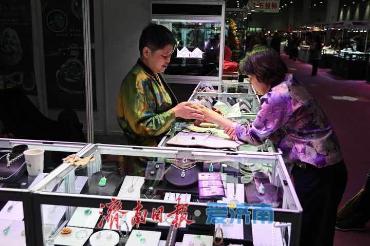 济南国际珠宝展暨工艺美术茶文化紫砂精品展开幕